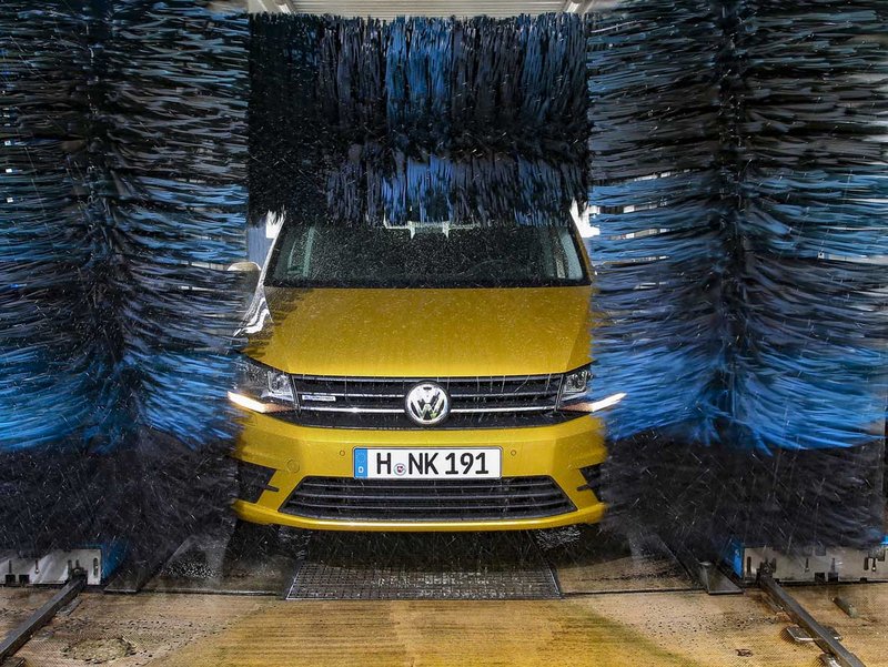 Waschstrasse.jpg In der Waschstraße sollten Pkw-Besitzer vor allem im Winter ein Programm mit Unterbodenwäsche wählen. (Bild: SP-X)