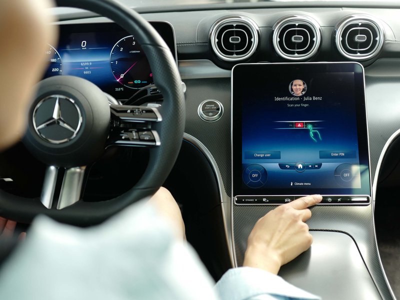 im-auto-bezahlen_4-3.jpg Bei Mercedes kann man per Fingerabdruck zahlen. (Foto: Mercedes-Benz)