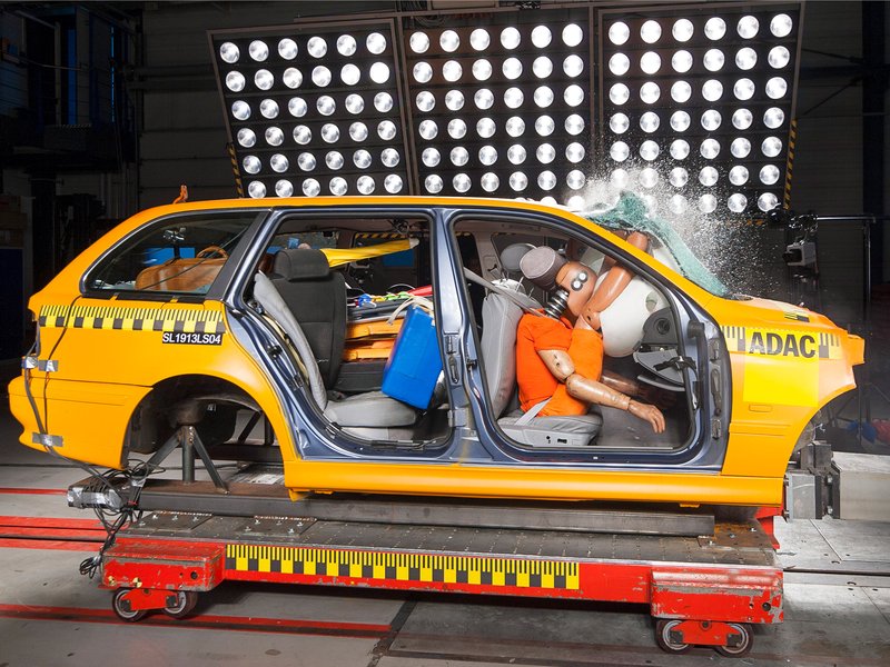 fuesse-auf-armaturenbrett-sind-gefaehrlich.jpg Bild fuesse-auf-armaturenbrett-sind-gefaehrlich.jpg