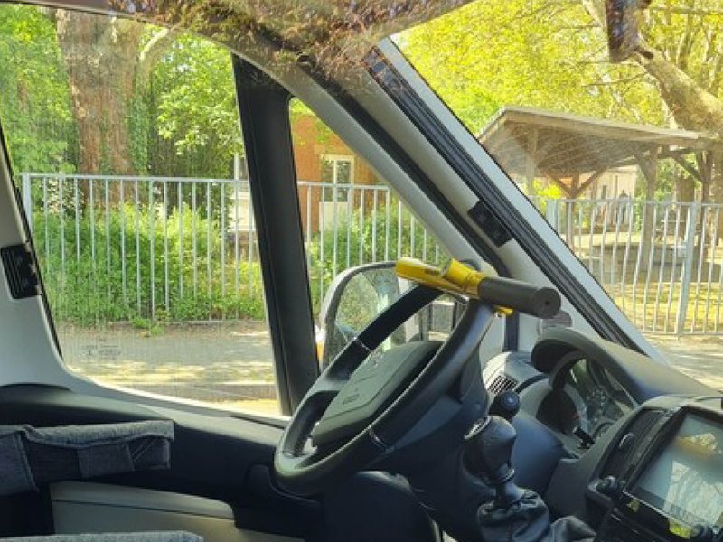 einbruch-wohnmobil.jpg Fahrerkabine eines Wohnmobils mit Lenkradschloss