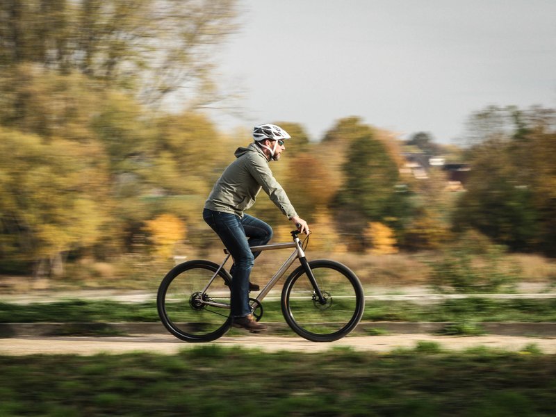 mann-faehrt-auf-fahrrad.jpg Bild mann-faehrt-auf-fahrrad.jpg